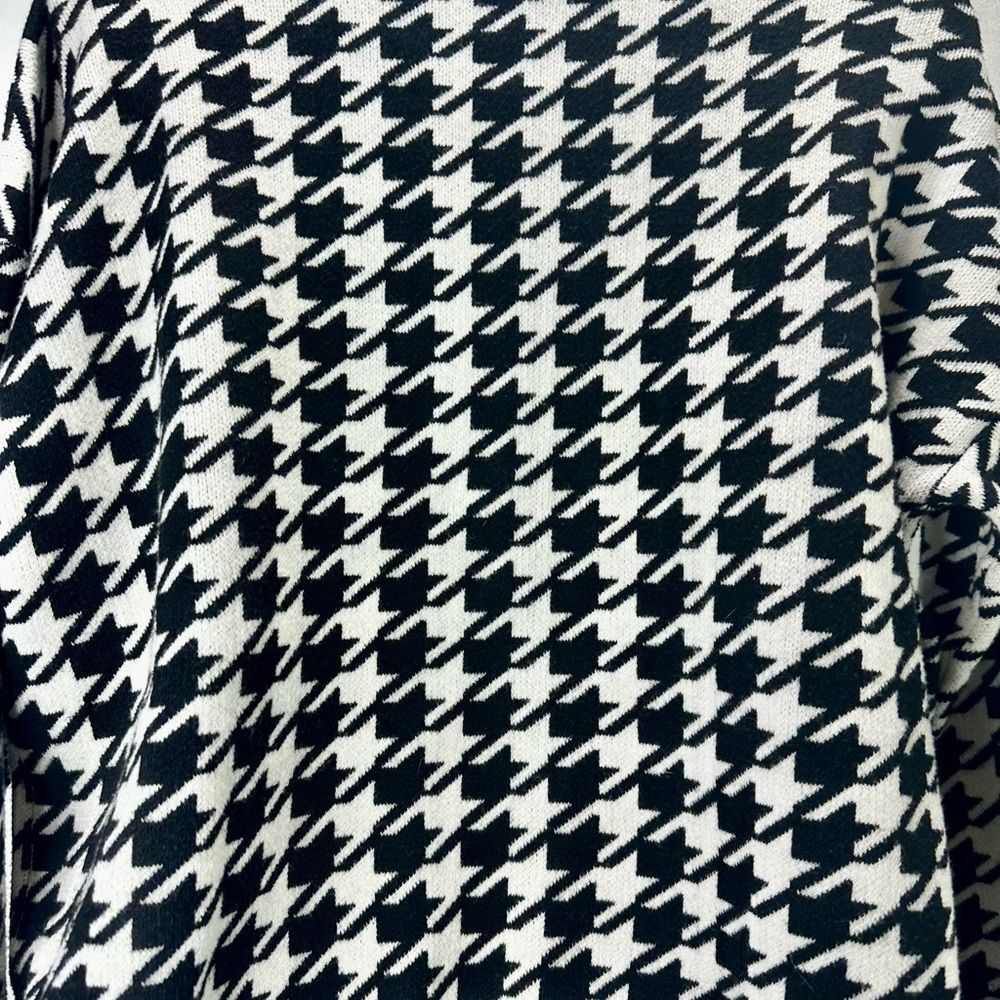 T Tahari  Black and White Houndstooth Sweater Size M - Picture 5 of 10